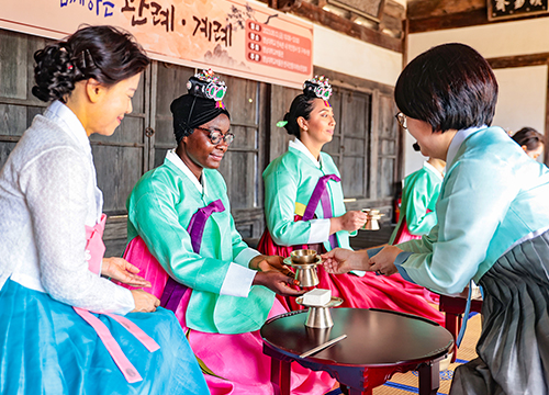 Foreign students, experience in “traditional coming-of-age ceremony” wearing traditional hats and hairpins